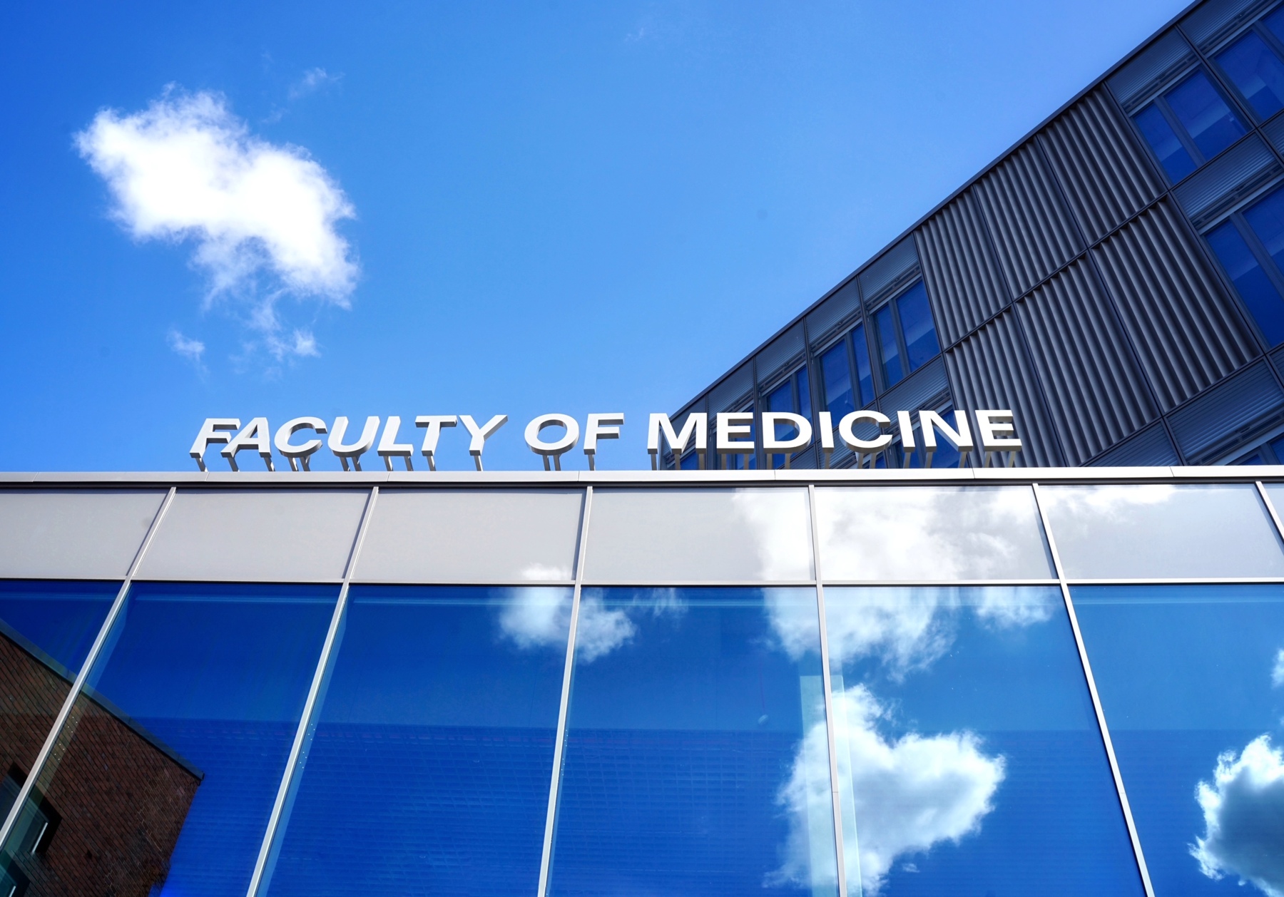 Bild på Forum Medicum, med texten: "Faculty of Medicine". Fotograf: Agata Garpenlind